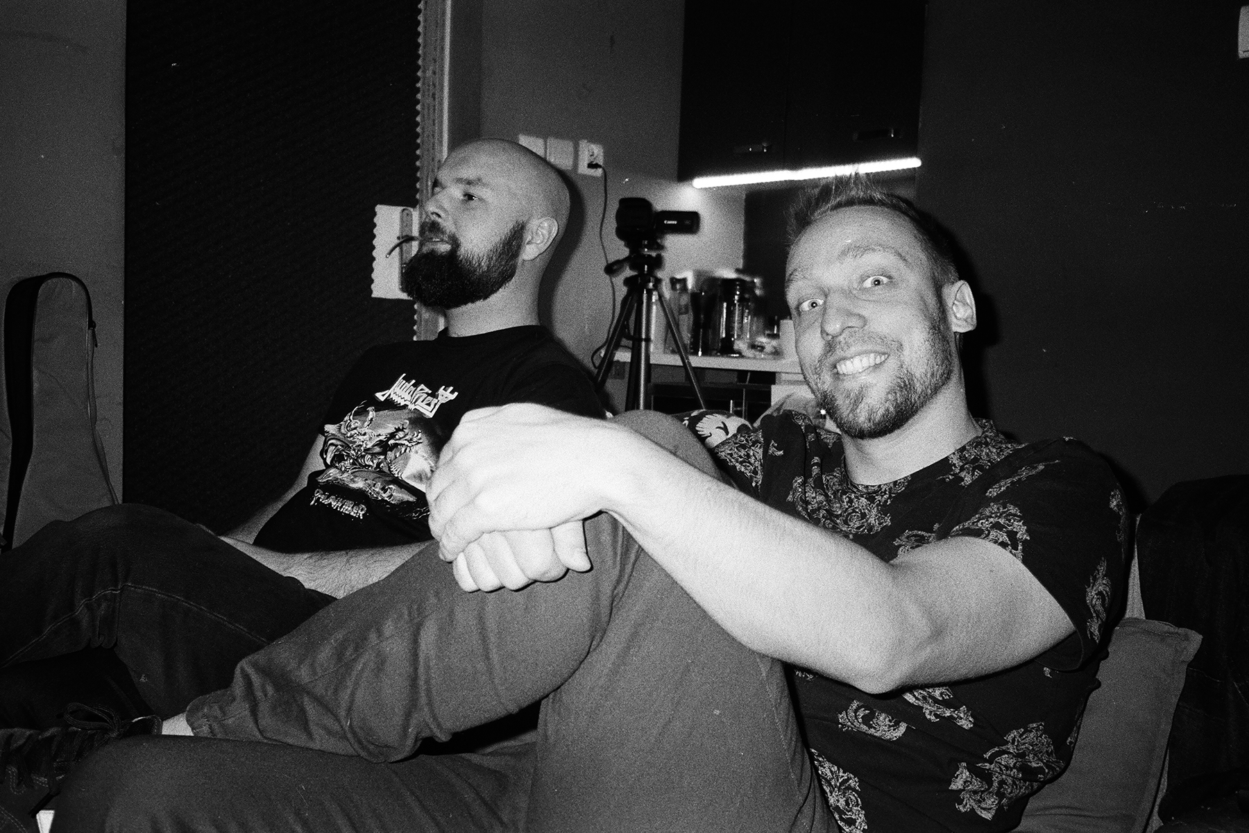 Czarno-białe zdjęcie przedstawiające Dynię i Jean Marca z Mama Morphine podczas sesji nagraniowej w Jupiter Ranch Studio. Dynia, basista zespołu, siedzi po lewej stronie i patrzy przed siebie, natomiast Jean Marc — perkusista — siedzi obok, uśmiechając się prosto do aparatu. Fotografia oddaje swobodną atmosferę odpoczynku pomiędzy pracą nad nagraniami w studiu.