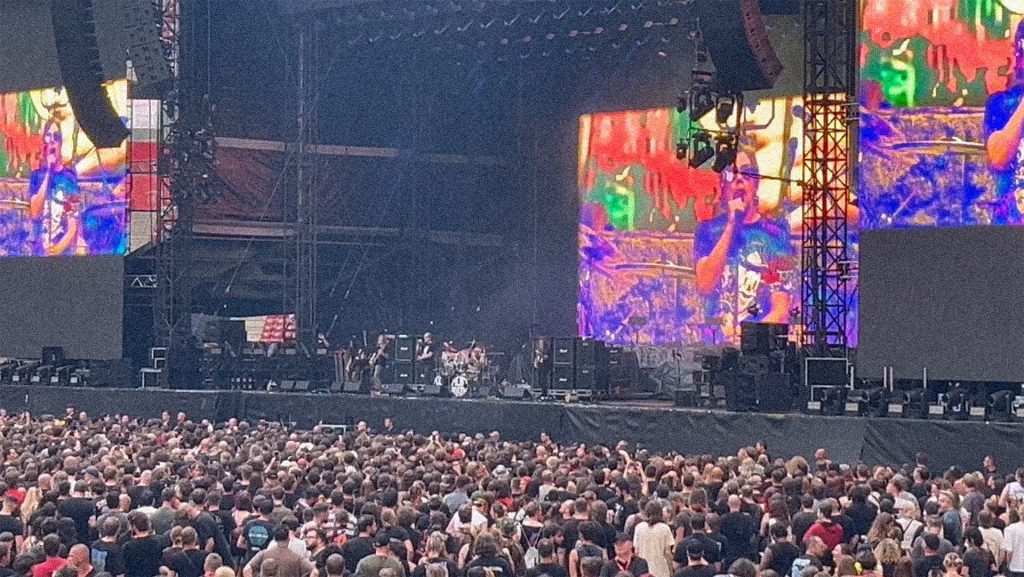 Zespół Acid Bath występuje jako pierwszy support przed koncertami Queens of the Stone Age i System of a Down na PGE Narodowym w Warszawie 18 lipca 2026 roku. Przed sceną zgromadził się tłum fanów oczekujących na główne gwiazdy wieczoru.