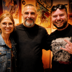 Bartłomiej Różycki i współtwórczyni wajbzz.com podczas spotkania Meet & Greet z Johnem Dolmayanem – perkusistą System of a Down – w Warszawie, 18 lipca 2026 roku. Zdjęcie wykonano podczas promocji komiksu „Ascencia: The Talisman Saga” autorstwa Johna Dolmayana.