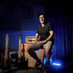 Snup, gitarzysta i wokalista Furydate, w studiu muzycznym z gitarami i wzmacniaczem Orange